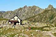 86 Rifugio Benigni (2222 m) con Valletto e Ponteranica da sfondo